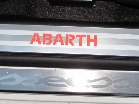 Beleuchtete Abarth  Einstiegleiste