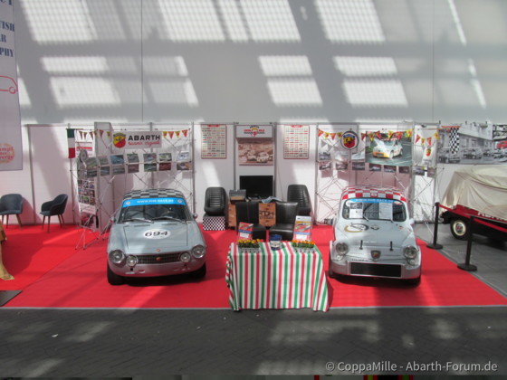 Techno Classica 2023, Clubstand der ABARTH COPPA MILLE in Galeria mit Fiat Abarth 1000 OTS und Fiat Abarth 1000 TC CORSA